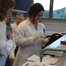 Dzień 2 - "Zrób sobie krem - związki biologicznie czynne i inne substancje chemiczne stosowane w przemyśle kosmetycznym", prowadzące: mgr Lidia Boss, mgr Sylwia Bloch (Katedra Biologii Molekularnej)