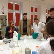 Dzień 4 - "Izolacja i oczyszczanie białka zielonej fluorescencji (GFP - green fluorescent protein) z hodowli bakterii Escherichia coli" - prowadzący: dr Szymon Ziętkiewicz, mgr Szymon Żwirowski (Katedra Biologii Molekularnej i Komórkowej)
