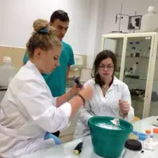 Dzień 4 - "Izolacja i oczyszczanie białka zielonej fluorescencji (GFP - green fluorescent protein) z hodowli bakterii Escherichia coli" - prowadzący: dr Szymon Ziętkiewicz, mgr Szymon Żwirowski (Katedra Biologii Molekularnej i Komórkowej)