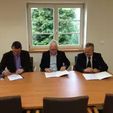 Podpisanie listu intencyjnego. Od lewej: Tomasz Żelazny - Prezes Zarządu Fundacji Rozwoju Uniwersytetu Gdańskiego, Włodzimierz M. Kwiatkowski - Prezes Zarządu DTC, prof. dr hab. Dariusz L. Szlachetko - Dziekan Wydziału Biologii UG.