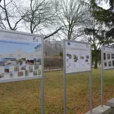 Tablice edukacyjne: Strefowy układ wybrzeża wydmowego, Przystosowania roślin do siedliska wydmowego, Porosty zbiorowisk przymorskich, Co można znaleźć na plaży?