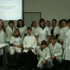 09.11.2010 - mgr Katarzyna Bielawska z Katedry Mikrobiologii prowadzi zajęcia dla uczniów ZSSO w Gdańsku pt. "Barwienie i obserwacja preparatów komórek bakteryjnych" 
