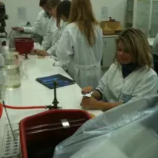 09.11.2010 - mgr Katarzyna Bielawska z Katedry Mikrobiologii prowadzi zajęcia dla uczniów ZSSO w Gdańsku pt. "Barwienie i obserwacja preparatów komórek bakteryjnych" 