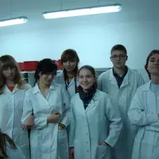 17.11.2010 - dr Beata Furmanek-Blaszk z Katedry Mikrobiologii prowadzi zajęcia dla uczniów XIV LO w Gdyni pt. "Barwienie i obserwacja preparatów komórek bakteryjnych"