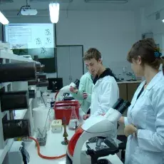 17.11.2010 - dr Beata Furmanek-Blaszk z Katedry Mikrobiologii prowadzi zajęcia dla uczniów XIV LO w Gdyni pt. "Barwienie i obserwacja preparatów komórek bakteryjnych"