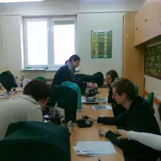 04.12.2010 - dr Anna Pędziszewska i mgr Marcelina Zimny z Katedry Ekologii Roślin prowadzą zajęcia pt. "Znani i mniej znani sprawcy alergii" dla uczniów XII LO w Gdyni