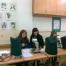 04.12.2010 - dr Anna Pędziszewska i mgr Marcelina Zimny z Katedry Ekologii Roślin prowadzą zajęcia pt. "Znani i mniej znani sprawcy alergii" dla uczniów XII LO w Gdyni