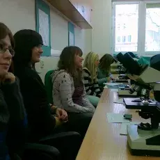 04.12.2010 - dr Anna Pędziszewska i mgr Marcelina Zimny z Katedry Ekologii Roślin prowadzą zajęcia pt. "Znani i mniej znani sprawcy alergii" dla uczniów XII LO w Gdyni