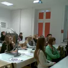 07.12.2010 - dr Jolanta Orzeł-Gryglewska z Katedry Fizjologii Zwierząt prowadzi zajęcia pt. "Skąd się w mózgu bierze prąd" dla uczniów II LO w Sopocie