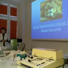 07.12.2010 - dr Jolanta Orzeł-Gryglewska z Katedry Fizjologii Zwierząt prowadzi zajęcia pt. "Skąd się w mózgu bierze prąd" dla uczniów II LO w Sopocie