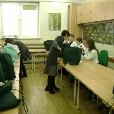 11.12.2010 - dr Anna Pędziszewska i mgr Marcelina Zimny z Katedry Ekologii Roślin prowadzą zajęcia pt. "Znani i mniej znani sprawcy alergii" dla uczniów VI LO w Gdyni