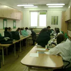 11.12.2010 - dr Anna Pędziszewska i mgr Marcelina Zimny z Katedry Ekologii Roślin prowadzą zajęcia pt. "Znani i mniej znani sprawcy alergii" dla uczniów VI LO w Gdyni