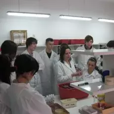08.02.2011 - dr Iwona Mruk z Katedry Mikrobiologii prowadzi zajęcia pt. "Barwienie i obserwacja preparatów komórek bakteryjnych" dla uczniów IV LO w Gdyni