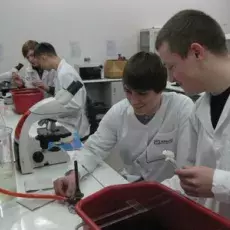 08.02.2011 - dr Iwona Mruk z Katedry Mikrobiologii prowadzi zajęcia pt. "Barwienie i obserwacja preparatów komórek bakteryjnych" dla uczniów IV LO w Gdyni
