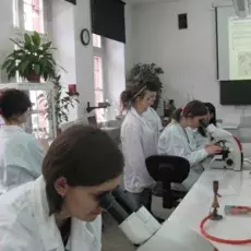 08.02.2011 - dr Iwona Mruk z Katedry Mikrobiologii prowadzi zajęcia pt. "Barwienie i obserwacja preparatów komórek bakteryjnych" dla uczniów IV LO w Gdyni