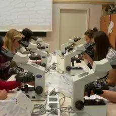 18.02.2011 - mgr Małgorzata Ignatowska z Katedry Cytologii i Embriologii Roślin prowadzi zajęcia pt. "Obserwacja mikroskopowa składników komórki roślinnej" dla uczniów XV LO w Gdańsku
