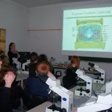 18.02.2011 - mgr Małgorzata Ignatowska z Katedry Cytologii i Embriologii Roślin prowadzi zajęcia pt. "Obserwacja mikroskopowa składników komórki roślinnej" dla uczniów XV LO w Gdańsku