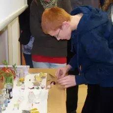 18.02.2011 - mgr Małgorzata Ignatowska z Katedry Cytologii i Embriologii Roślin prowadzi zajęcia pt. "Obserwacja mikroskopowa składników komórki roślinnej" dla uczniów XV LO w Gdańsku