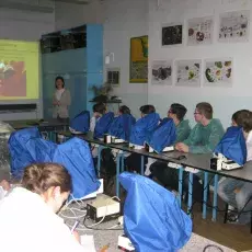 08.03.2011 - dr Anna Pędziszewska i mgr Marcelina Zimny z Katedry Ekologii Roślin prowadzą zajęcia pt. " Melisopalinologia - czyli co kryją miody " dla uczniów III LO w Gdańsku