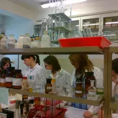 15.03.2011 - mgr Joanna Bisewska z Katedry Fizjologii Roślin prowadzi zajęcia pt. "Zielona fabryka - jak roślina produkuje cukier" dla uczniów XII LO w Gdyni