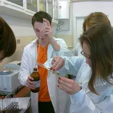 15.03.2011 - mgr Joanna Bisewska z Katedry Fizjologii Roślin prowadzi zajęcia pt. "Zielona fabryka - jak roślina produkuje cukier" dla uczniów XII LO w Gdyni
