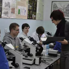 29.03.2011 - dr Anna Pędziszewska oraz mgr Marcelina Zimny z Katedry Ekologii Roślin prowadzą zajęcia pt. "Znani i mniej znani sprawcy alergii" dla uczniów II LO w Sopocie