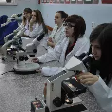 29.03.2011 - dr Anna Pędziszewska oraz mgr Marcelina Zimny z Katedry Ekologii Roślin prowadzą zajęcia pt. "Znani i mniej znani sprawcy alergii" dla uczniów II LO w Sopocie