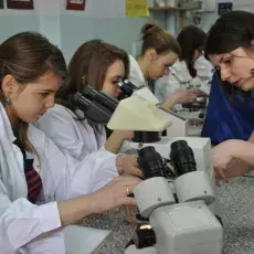 29.03.2011 - dr Anna Pędziszewska oraz mgr Marcelina Zimny z Katedry Ekologii Roślin prowadzą zajęcia pt. "Znani i mniej znani sprawcy alergii" dla uczniów II LO w Sopocie