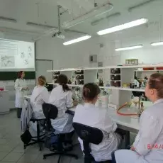 05.04.2011 - dr Iwona Mruk z Katedry Mikrobiologii prowadzi zajęcia pt. "Barwienie i obserwacja preparatów komórek bakteryjnych" dla uczniów II LO w Gdyni