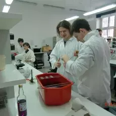 05.04.2011 - dr Iwona Mruk z Katedry Mikrobiologii prowadzi zajęcia pt. "Barwienie i obserwacja preparatów komórek bakteryjnych" dla uczniów II LO w Gdyni