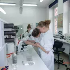 05.04.2011 - dr Iwona Mruk z Katedry Mikrobiologii prowadzi zajęcia pt. "Barwienie i obserwacja preparatów komórek bakteryjnych" dla uczniów II LO w Gdyni