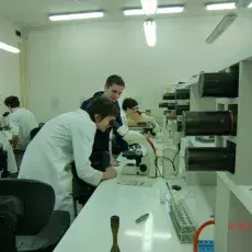 05.04.2011 - dr Iwona Mruk z Katedry Mikrobiologii prowadzi zajęcia pt. "Barwienie i obserwacja preparatów komórek bakteryjnych" dla uczniów II LO w Gdyni