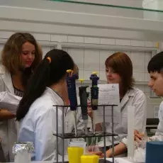 10.05.2011 - dr Dorota Kuczyńska-Wiśnik z Katedry Biochemii prowadzi zajęcia pt. "Co się dzieje z białkami w przewodzie pokarmowym" dla uczniów XIV LO w Gdyni