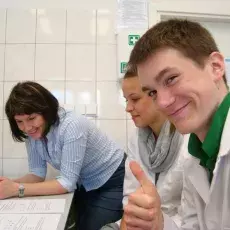 10.05.2011 - dr Dorota Kuczyńska-Wiśnik z Katedry Biochemii prowadzi zajęcia pt. "Co się dzieje z białkami w przewodzie pokarmowym" dla uczniów XIV LO w Gdyni