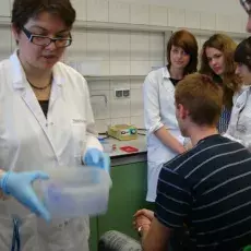 10.05.2011 - dr Dorota Kuczyńska-Wiśnik z Katedry Biochemii prowadzi zajęcia pt. "Co się dzieje z białkami w przewodzie pokarmowym" dla uczniów XIV LO w Gdyni