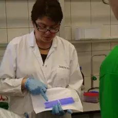 10.05.2011 - dr Dorota Kuczyńska-Wiśnik z Katedry Biochemii prowadzi zajęcia pt. "Co się dzieje z białkami w przewodzie pokarmowym" dla uczniów XIV LO w Gdyni