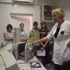 14.06.2011 - mgr Jolanta Romaniuk i mgr Małgorzata Ignatowska z Katedry Cytologii i Embriologii Roślin prowadzą zajęcia pt. "Ziarna pyłku w skaningowym mikroskopie elektronowym " oraz "Komórka roślinna w mikroskopie fluorescencyjnym" dla uczniów XIV LO w Gdyni