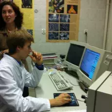 25.10.2011 - dr Agnieszka Kowalkowska z Katedry Cytologii i Embriologii Roślin prowadzi zajęcia pt. "Odkrywanie tajemnic orchidei" dla uczniów Sopockich Szkół Autonomicznych