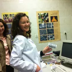 25.10.2011 - dr Agnieszka Kowalkowska z Katedry Cytologii i Embriologii Roślin prowadzi zajęcia pt. "Odkrywanie tajemnic orchidei" dla uczniów Sopockich Szkół Autonomicznych