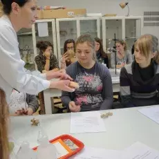 25.10.2011 - pracownicy Katedry Fizjologii Zwierząt prowadzą zajęcia dla uczniów Zespołu Szkół w Pasłęku dr Dorota Myślińska - "Co w głowie piszczy - mózg pod lupą i mikroskopem" dr Wojciech Glac - "Co pływa w naszej krwi"
