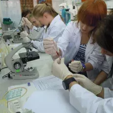 25.10.2011 - pracownicy Katedry Fizjologii Zwierząt prowadzą zajęcia dla uczniów Zespołu Szkół w Pasłęku dr Dorota Myślińska - "Co w głowie piszczy - mózg pod lupą i mikroskopem" dr Wojciech Glac - "Co pływa w naszej krwi"