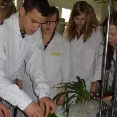 16.11.2011 - dr Elżbieta Zielińska i dr Krystyna Matusiak-Mikulin z Katedry Fizjologii Roślin prowadzą zajęcia pt. "Zielona fabryka - jak roślina produkuje cukier" dla uczniów II LO w Sopocie