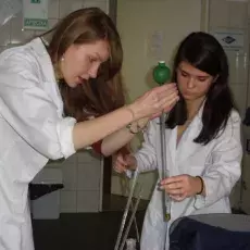 16.11.2011 - dr Elżbieta Zielińska i dr Krystyna Matusiak-Mikulin z Katedry Fizjologii Roślin prowadzą zajęcia pt. "Zielona fabryka - jak roślina produkuje cukier" dla uczniów II LO w Sopocie