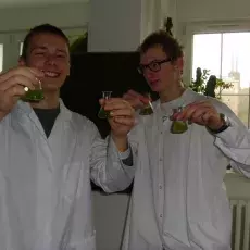 16.11.2011 - dr Elżbieta Zielińska i dr Krystyna Matusiak-Mikulin z Katedry Fizjologii Roślin prowadzą zajęcia pt. "Zielona fabryka - jak roślina produkuje cukier" dla uczniów II LO w Sopocie