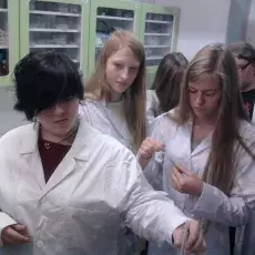 24.11.2011 - dr Anna Pędziszewska oraz mgr Marcelina Zimny z Katedry Ekologii Roślin prowadzą zajęcia pt. "Melisopalinologia - czyli co kryją miody" dla uczniów IX LO w Gdańsku