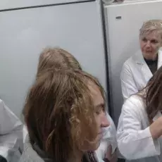 24.11.2011 - dr Anna Pędziszewska oraz mgr Marcelina Zimny z Katedry Ekologii Roślin prowadzą zajęcia pt. "Melisopalinologia - czyli co kryją miody" dla uczniów IX LO w Gdańsku