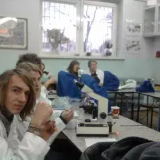 24.11.2011 - dr Anna Pędziszewska oraz mgr Marcelina Zimny z Katedry Ekologii Roślin prowadzą zajęcia pt. "Melisopalinologia - czyli co kryją miody" dla uczniów IX LO w Gdańsku