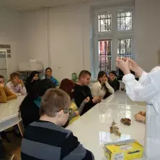 06.12.2011 - dr Dorota Myślińska z Katedry Fizjologii Zwierząt prowadzi zajęcia pt. "Co w głowie piszczy - mózg pod lupą i mikroskopem" dla uczniów I LO w Nowym Dworze Gdańskim