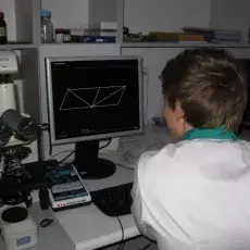 12.12.2011 - dr Dorota Myślińska z Katedry Fizjologii Zwierząt prowadzi zajęcia pt. "Co w głowie piszczy - mózg pod lupą i mikroskopem" dla uczniów IV LO w Gdyni