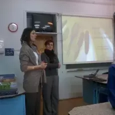 12.03.2012 - mgr Marcelina Zimny i dr Anna Pędziszewska z Katedry Ekologii Roślin prowadzą zajęcia pt. "Znani i mniej znani sprawcy alergii" dla uczniów V LO w Gdyni